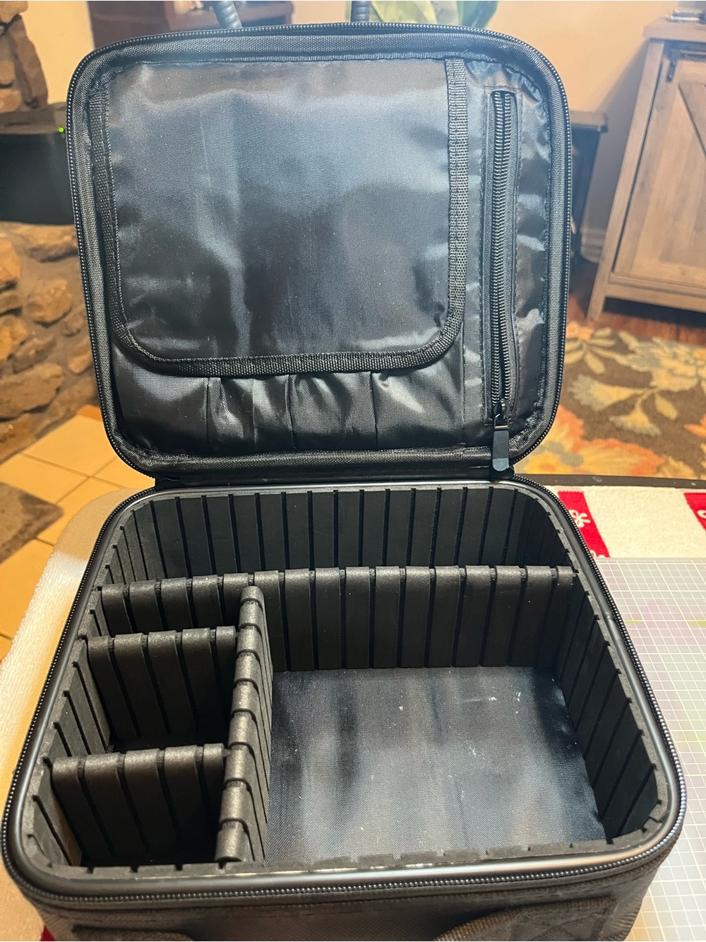 Black Makeup Carry Case - Picture 2 of 7